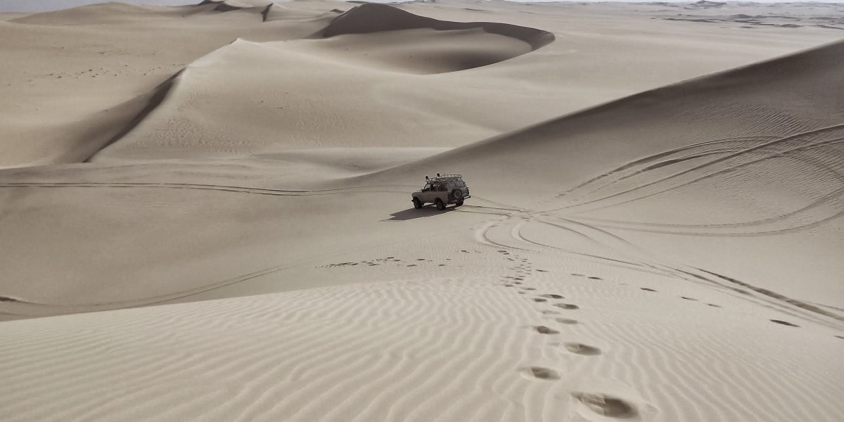 Une voiture dans le désert